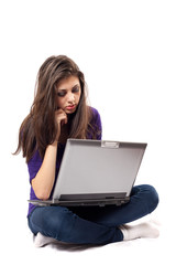 Naklejka premium Brunette using laptop