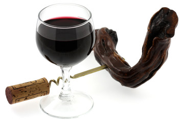 verre vin rouge, tire-bouchon cep de vigne, fond blanc