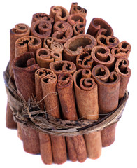 écorces de cannelle, cinnamomum zeylanicanum, fond blanc