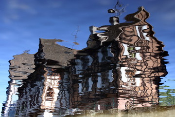 Obraz premium water reflection of old timbered house in Colmar, France