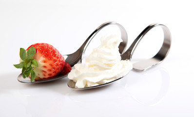 Erdbeeren und Sahne auf Amuselöffel 01