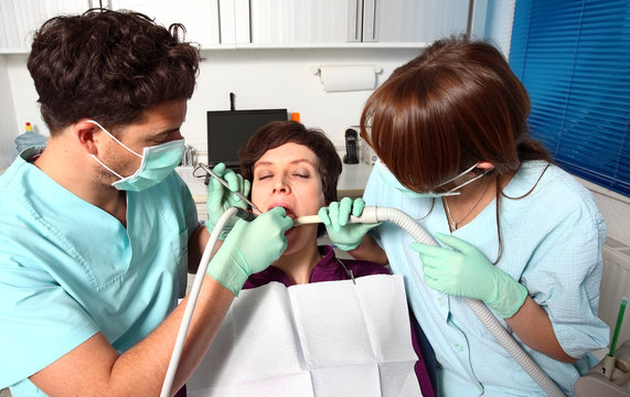 Zahnarzt mit Patientin bei Untersuchung