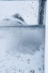 Naklejka na ściany i meble sprudelndes Wasser im Glas