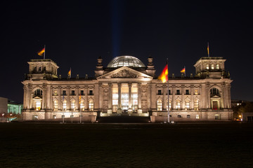 Fototapeta na wymiar Reichstaggebäude in Berlin bei Nacht