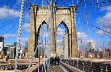 Fototapeta na wymiar Arche du Pont de Brooklyn sur l'East River à Manhattan à New York aux US