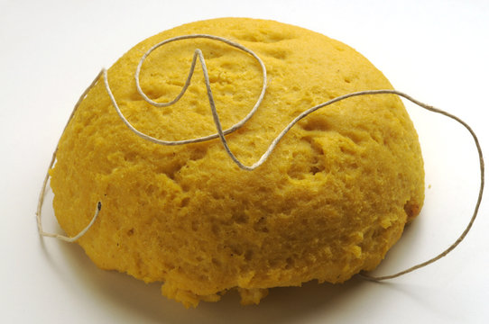Polenta gialla con spago per tagliarla
