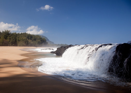Fototapeta Waves over rocks on Lumahai