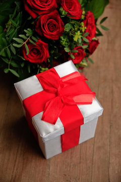 Geschenk mit Rosen