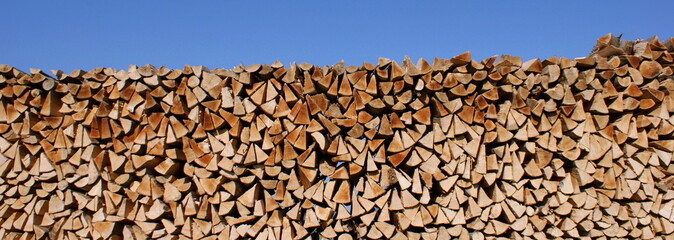 Gestappeltes Brennholz