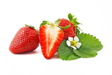 leckere erdbeeren mit blumen