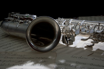 Obraz premium Saxophone and old Sheet music