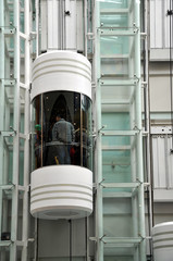 Obraz premium Ascenseur extérieur, rond et vitré