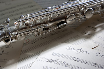 Obraz premium Saxophone and old Sheet music