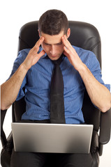 manager con computer che pensa