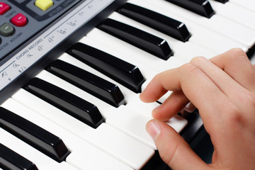 Fototapeta premium Mano che suona