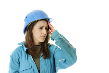 jeune ouvrière avec casque ayant mal à la tête