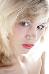 Eine sinnliche blonde Frau mit Schmollmund