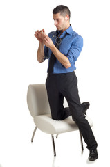 Obraz premium uomo guarda lettore mp3