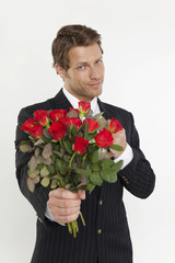 mann mit roten rosen