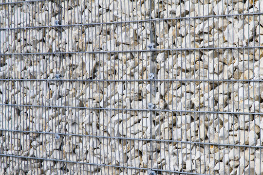 Steinmauer hinter Metallgestell