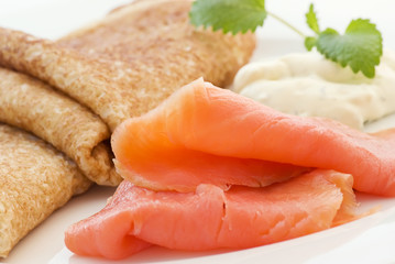 Pfannkuchen mit Lachs