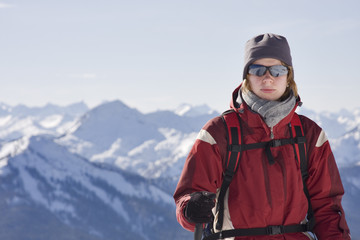 frau mit bergen im hintergrund