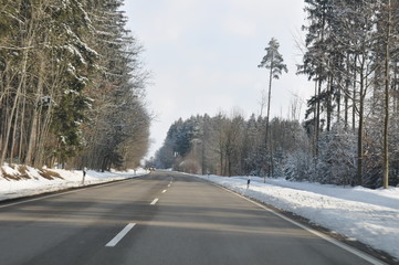 Landstrasse im Winter