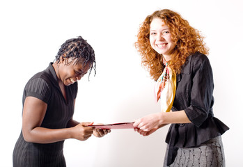 deux jeunes femmes se battent pour un dossier