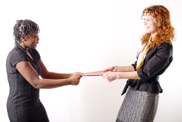 deux jeunes femmes se battent pour un dossier
