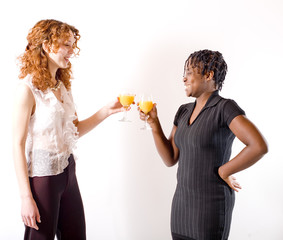 deux jeunes femmes boivent du jus d'orange