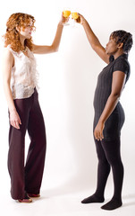 deux jeunes femmes boivent du jus d'orange