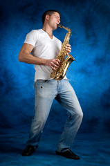 Obraz na płótnie Canvas Człowiek gra na saksofonie