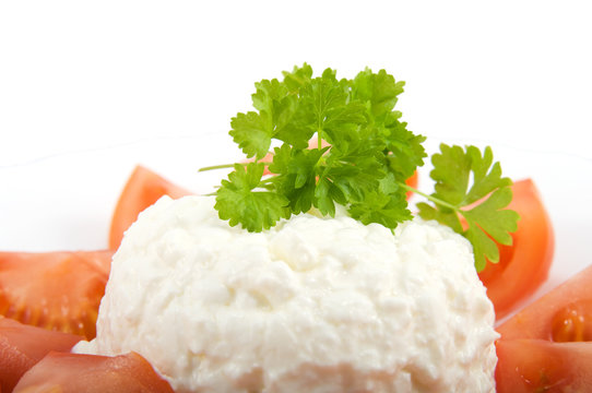 Die Tomaten und k&ouml;rniger Frischk&auml;se auf dem Teller