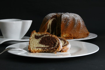 Zwei Stücke Marmorgugelhupf