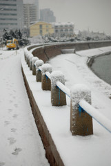 Obraz premium White snow covered the seaside guardrail