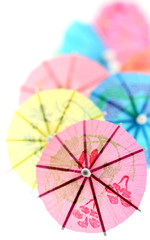 ombrelles chinoises multicolores, cocktail, fond blanc