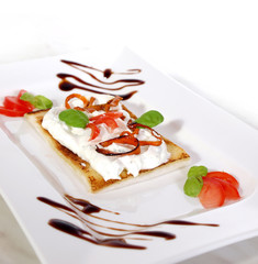 Tramezzini mit Kräutersauerrahm