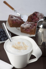 Kaffeetasse und Kuchen