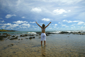 Femme se relaxant face à la mer