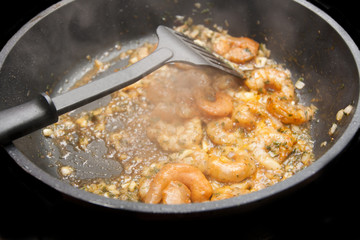 Pfanne mit frischen Garnelen
