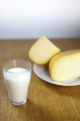 Käse und Milch