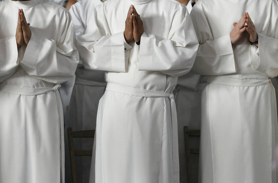 monjes rezando