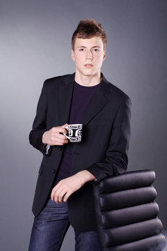 Business Mann mit Kaffeetasse portr&auml;t
