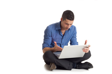 uomo che parla al monitor del computer