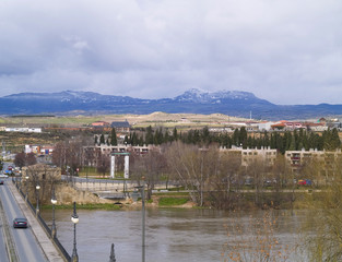 Fototapeta premium Vista del rio Ebro a su paso por Logroño, La Rioja, España