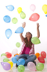 Fototapeta na wymiar Teenager, Mädchen mit bunten Luftballons