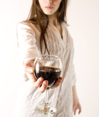 oeunologue sexy en dégustation d'un verre de vin rouge