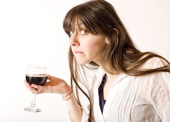 oeunologue sexy en dégustation d'un verre de vin rouge