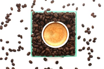 tasse ronde dans un carré