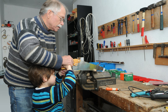 Opa und Enkel in der Werkstatt